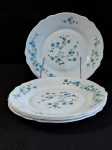 ARCOPAL FRANCÊS – Um conjunto com 4 pratos rasos arcopal francesa, vintage, no padrao myosotis em perfeito estado, medindo 23,5cm de diametro.
