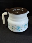 ARCOPAL FRANCÊS – Uma linda cafeteira  arcopal francesa, vintage, no padrao myosotis em perfeito estado, medindo 13,5x19x14,5cm.