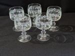 CRISTAL - 5 lindas taças para licor em cristal decorado com cachos de uva, medindo 8,4x5cm. como novas.