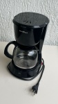 ELETRODOMÉSTICOS - Cafeteira elétrica Britânia 127V com jarra de vidro e coador originais. Capacidade de 18 xícaras pequenas. Dimensões aproximadas 26x19x15cm. Funcionando perfeitamente.
