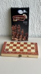 DIVERSOS - Kit 3 em 1 tabuleiro de xadrez, damas e gamão. Contém 32 peças de xadrez, 30 peças redondas, 2 dados e 1 tauleiro em madeira. Tabuleiro de 24cm, peças de plástico. Perfeito estado, com todas as peças e embalagem original.