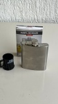 DIVERSOS - Lote com 2 itens - [Item 1] Um cantil de bolso de 210ml inteiramente em aço inox escovado com dimensões de 9x12x3cm | Em perfeito estado e com embalagem original. [Item 2] Um abridor de garrafa com design de caneca de chopp com dimensões de 5x4x4cm.