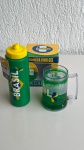 DIVERSOS - Lote com 2 itens - [Item 1] Um squeeze automático de plástico de 800ml da seleção Brasileira; [Item 2] Uma caneca de plástico de 400ml com gel congelante da seleção brasileira