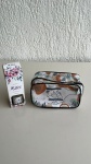 ACESSÓRIOS FEMININOS - Lote com 2 itens - [Item 1] Uma necessaire da marca Simas com dizer `Se escreve mãe, mas se pronuncia amor` com dimensões aproximadas de 8x11x9cm; [Item 2] Um difusor perfumado de 45ml tema feliz dia das mães, com frasco de plástico e varetas.