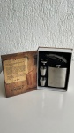 BEBIDAS - Kit club do whisk contendo uma linda caixa livro, um cantil de 210ml, dois medidores, um funil e um abridor, peças de metal.