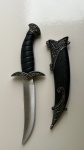 COLECIONISMO - Bela adaga ornamental de plástico e aço sem fio com bainha, medindo aproximadamente 26cm.
