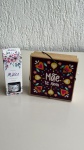 ACESSÓRIOS FEMININOS - Lote com 2 itens - [Item 1] Uma caixa de MDF de 15x15x5cm com dizer `Mãe te amo` que acompanha 5 almofadinhas em formato de coração; [Item 2] Um difusor perfumado de 45ml tema feliz dia das mães, com frasco de plástico e varetas.