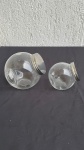 VIDRO - Lote com 2 itens - [Item 1] Pote de vidro com tampa de metal de 1,6l medindo aproximadamente 15x16x12cm; [Item 2] Pote de vidro com tampa de metal de 350ml com dimensões aproximadas de 8,5x12x12cm. | Itens em perfeito estado.