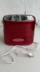 EQUIPAMENTOS DE COZINHA - Torradeira de cachorro quente 120V importada marca Nostalgia Electrics, modelo Retrô vermelha. Funcionando, possui marcas de uso.