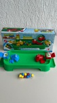 BRINQUEDOS - Jogo sapo papa bolinha, marca Braskit recomendado para maiores de 4 anos. Composição: polipropileno, poliestileno e papel adesivo. Contém uma base com 2 sapos e 12 bolinahas. Produto novo na embalagem original.
