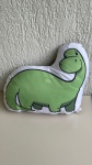 OBJETOS DECORATIVOS - Almofada dinossauro com dizer `Viva aventuras, colecione histórias` medindo aproximadamente 30x37x14cm. Produto novo.