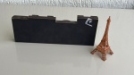 OBJETOS DECORATIVOS - Lote com 2 itens - [Item 1] Uma placa em MDF com dizer `Home`, medindo aproximadamente 10x26x1,5cm. Em bom estado; [Item 2] Uma torre Eiffel em metal rose gold medindo aproximadamente 13x5x5cm. Com pontos de oxidação.