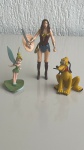 BRINQUEDOS - Lote com 3 itens - [Item 1] Um boneco em miniatura do personagem Pluto, medindo aproximadamente 9cm de altura; [Item 2] Uma boneca em miniatura da Sininho medindo aproximadamente 10cm de altura; [Item 3] Um boneco em miniatura da Mulher Maravilha medindo aproximadamente 16cm de altura. | Produtos em bom estado.