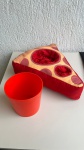DIVERSOS - Almofada porta pipoca em formato de fatia de pizza feita de poliester, com balde de pipoca e espaço para copo, a almofada mede aproximadamente 41x30x9cm. Necessário pequeno reparo de costura.