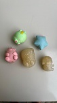 BRINQUEDOS - Lote contendo 5 squishes de tamanhos diversos, sendo 2 deles com bolinhas orbs internas.