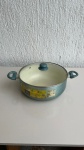 EQUIPAMENTOS DE COZINHA - Caçarola de alumínio com revestimento cerâmico interno, cabo revestido de silicone e tampa de vidro medindo 30cm de diâmetro. Com marcas de uso.