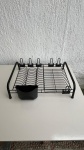 EQUIPAMENTOS DE COZINHA - Escorredor de louça de metal em bom estado com 1 suporte de plástico para talheres e 6 suportes de copo remanejáveis.