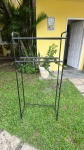 DIVERSOS - Hack e estante para lavanderia de aço com pintura epoxi preta com 2 prateleiras para ser posicionado junto com a máquina de lavar, medindo aproximadamente 65x31x154cm. Retirada em Piratininga Niterói-RJ. Produto com pontos de oxidação.