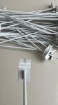 DIVERSOS - Kit com 50 ganchos brancos de 30cm para painel canaletado. Com marcas de uso.