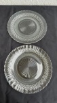 VIDRO - Par de pratos de bolo barroco de vidro transparente com textura geométrica com 29cm de diâmetro.