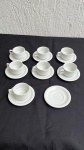PORCELANA - Conjunto com 7 xícaras de 6,5cm de diâmetro e 7cm de altura e 8 pires.