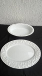 PORCELANA - Lote com 2 itens - [Item 1] Uma travessa rasa branca medindo 47,5x33x3cm com detalhes em alto relevo de frutas; [Item 2] Uma travessa funda branca medindo 39,5x26x7cm também com detalhes em alto relevo de frutas. A travessa rasa possui 2 fios de cabelo.