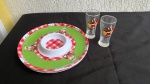 DIVERSOS - Lote com 2 Itens (5 peças) - [Item 1] Três petisqueiras plásticas natalina com 30cm de diâmetro. Em bom estado.; [Item 2] Duas tulipas de chopp medindo 6 centímetros de diâmetro e 13cm de altura. Em bom estado.