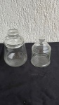 CERÂMICAS - Lote com 2 bombonier de vidro com tampa, com a maior delas medindo aproximadamente 11cm de diâmetro por 18cm de altura, e a menor com 9cm de diâmetro e 14cm de altura.