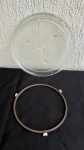 VIDRO - Prato para micro-ondas medindo aproximadamente 31,5cm de diâmetro, com carrinho rolante. Ambos em bom estado.