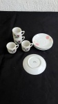 CERÂMICAS - Lote contendo 4 xícaras pequenas de café de cerâmica com desenho de vaquinha, e 4 píres de cerâmica com detalhe pintado de flor com 11,5cm de diâmetro. Obs: um dos píres possui um pequeno defeito de fabricação.