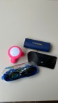 DIVERSOS - Lote com 4 itens - Um óculos de natação | Na embalagem original da marca Navagio modelo 7 Poker com proteção UV e antifog, uma caixinha de óculos Óticas Carol, uma case para óculos da marca Ray Ban e um massageador à pilha funcionando. com marcas de uso e do tempo.