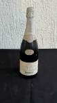 BEBIDAS - Garrafa clássica do tradicional cava espanhol Anna de Codorníu, produzido pela histórica vinícola Codorníu, uma das mais antigas da Espanha. Rótulo original com marcas naturais do tempo, conferindo caráter vintage e autenticidade. Peça ideal para colecionadores, decoração de bar, adegas ou amantes de espumantes clássicos europeus. Ano estimado 88/95 Nao garantimos o teor do liquido.
