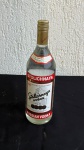 BEBIDAS - Garrafa tradicional da icônica vodka Stolichnaya Russian Vodka, destilada na Rússia. Apresenta rótulo vintage com arquitetura soviética clássica, muito procurado para coleção e decoração temática de bar. Teor alcoólico: 40% Volume: 1 litro Nao garantimos o teor do liquido.
