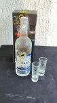 BEBIDAS - Kit Tequila Mexicana – El Charro, conjunto contendo 1 litro de Tequila El Charro Silver acompanhado de 2 copos tequileros (`caballitos`). Embalagem original temática vintage, ideal para colecionadores de bebidas mexicanas ou decoração de bar. Nao garantimos o teor do liquido.