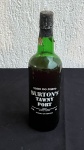 BEBIDAS - Vinho do Porto Tradicional – Burton’s Tawny Port Garrafa clássica de vinho do Porto Tawny, produzido em Portugal. Rótulo vintage com design minimalista típico das exportações do final do século XX. Peça interessante para colecionadores de vinhos fortificados ou decoração de adegas. Volume: 750 ml Origem: Portugal Nao garantimos o teor do liquido.