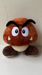 COLECIONISMO - Pelúcia Goomba original Nintendo – Super Mario (2012) – Nintendo Store NY Pelúcia oficial do personagem Goomba da franquia Super Mario, licenciada pela Nintendo (2012). Item adquirido na loja oficial Nintendo New York. Produto original com etiqueta, acabamento bordado e em ótimo estado — ideal para colecionadores ou fãs da Nintendo.