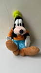 COLECIONISMO - Pelúcia do personagem Goofy (Pateta) da The Walt Disney Company, adquirida nos parques da Walt Disney World em Orlando. Modelo grande com roupa clássica do personagem. Item ideal para fãs Disney ou decoração temática. Características Personagem: Goofy (Pateta) Franquia: Disney Material: pelúcia macia Roupa clássica do personagem Origem: parques Disney Orlando Estado: bom estado, sem etiqueta Tamanho aproximsdo: 62 cm