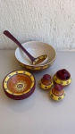 CERÂMICA - Conjunto de utensílios de mesa em cerâmica esmaltada pintada a mão, com padrão decorativo em tons de amarelo, vinho e laranja. Peças utilitárias ideais para servir ou compor decoração de mesa com estilo rústico e artesanal. Características: Material: cerâmica esmaltada, Estampa geométrica decorativa, conjunto composto por saleiro e pimenteiro com 7cm de altura, concha de servir de 29cm, cinco cuias individuais 14x4cm, uma cuia grande 22,5x9cm, um pote com tampa com 9cm de altura, cores predominantes amarelo, vinho e laranja, Estilo rústico decorativo. marcas de uso e do tempo