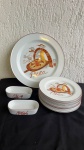 PORCELANA - Conjunto de porcelana para pizza contendo 6 pratos de 19cm de diâmetro, um prato de 28,5cm de diâmetro e 2 recipientes para molho medindo 12x5,5x3cm. Conjunto em perfeito estado.