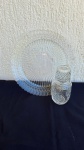 VIDRO - Lote com 2 itens - [Item 1] Um prato de vidro de 31cm de diâmetro com detalhes geométricos; [Item 2] Uma moringa de vidro com aproximadamente 18,5cm de altura epor 9cm de diâmetro.