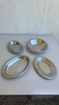 DIVERSOS - Lote com 4 itens em inox da marca Gazola com borda decorada; Uma travessa medindo 26x18,5cm; Uma outra medindo 23x17cm, outra medindo 20x14cm e Uma tigela de 21,5cm de diâmetro.