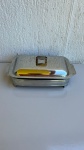DIVERSOS - Rechaud de mesa retangular para servir alimentos quentes, composto por recipiente de vidro resistente ao calor medindo 34,5x21x5cm, com suporte e tampa em aço inox. marcas de uso