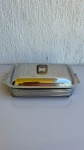 DIVERSOS - Rechaud de mesa retangular para servir alimentos quentes, composto por recipiente de vidro resistente ao calor medindo 39x23x5cm, com suporte e tampa em aço inox. marcas de uso