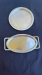 DIVERSOS - Lote com duas bandejas de aço inox, dentre elas uma bandeja com alça medindo 24x13,5cm e a outra bandeja circular (Ø 20cm) com marcas de uso