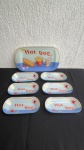 VIDRO - Conjunto para cachorro quente decorado em vidro, contendo 6 bandejas individuais para o cachorro quente medindo 25x12x3,5 e uma bandeja para servir medindo 46x26x3cm. Itens em perfeito estado.