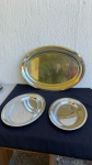 DIVERSOS - Conjunto com 3 travessas de aço inox, com uma delas medindo 60x41,5, uma outra medindo 45x30cm, e a última medindo 40x27cm. Todos os itens possuem marcas de uso.