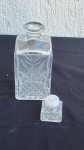VIDRO - Garrafa de vidro para whisky ou licor ornamentada com tampa com vedação medindo 9,5x9,5x24cm.