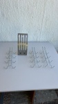 DIVERSOS - Lote com 4 itens - [Item 1] Três organizadores de armário para xícaras em aço inox medindo 28x11,5x6cm, e 1 organizador em metal para cápsulas de café tipo nespresso medindo 10,5x9x22,5cm para 12 cápsulas.