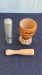 DIVERSOS - Lote com 2 itens - [Item 1] Um pilão de madeira talhada com socador de madeira medindo o pilão 12cm de diâmetro por 19cm de altura, e o socador de 20,5cm, e outro item; [Item 2] Um moedor de pimenta elétrico com funcionamento a pilha.