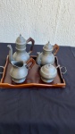 DIVERSOS - Conjunto de chá em estanho, 5 peças, em madeira e estanho, feito no Brasil, contendo um bule com alça de madeira de 850ml com 25cm de altura, um bule com alça de madeira de 700ml com 21cm de altura, uma cremeira de 13cm de altura com alça de madeira, um açucareiro com 12,5cm de altura, e uma bandeja de madeira com alça de estanho medindo 28,5x37cm
